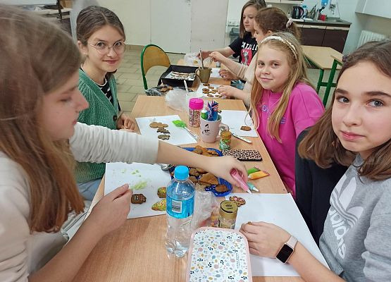 dziewczynki podczas kółka technicznego malują pierniki