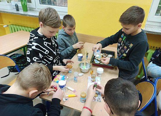 chłopcy ozdabiają pierniczki