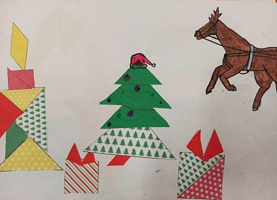 Praca Juli i Nataszy choinka z prezentami