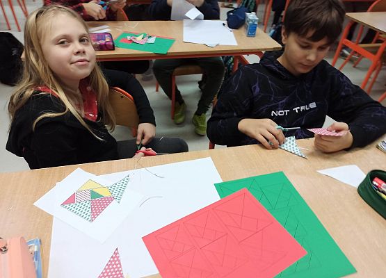 Wiktoria i Kuba pracują na lekcji matematyki