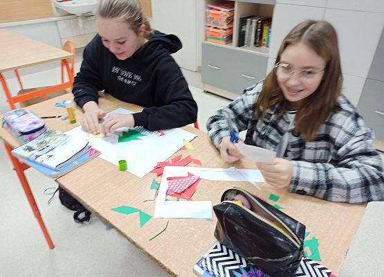 Julia i Natasza przyklejają i wycinają