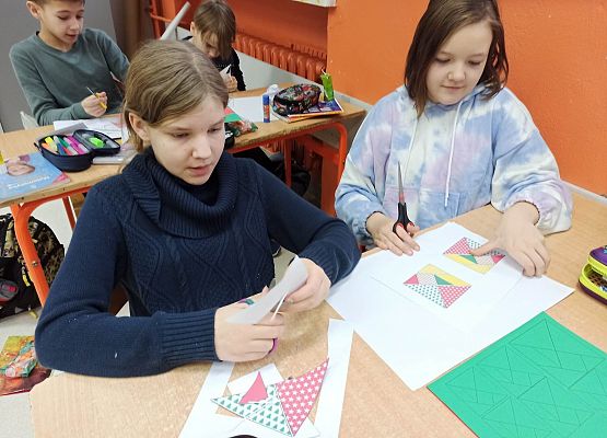 Oliwia i Emilka wycinają tangramy