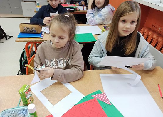 Kornelia i Ania wycinają tangramy