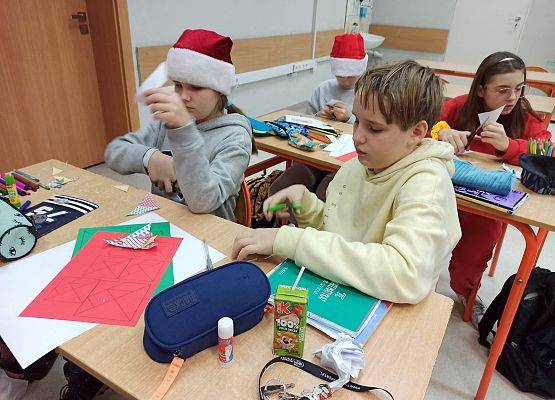 Ksawery i Małgosia wycinają figury geometryczne