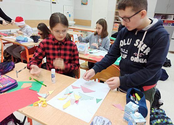 Bartek przykleja kształty