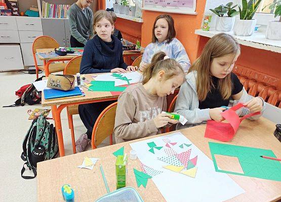 Ania przykleja figury geometryczne