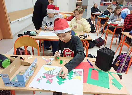 Artur przykleja choinki