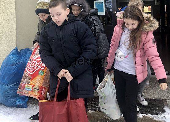 dzieci wynoszą karmę dla zwierząt ze szkoły