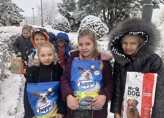 dzieci z karmą dla psów