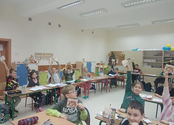 idą święta klasa 3a pokazuje swoje kartki