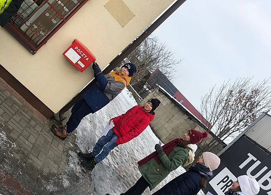 idą święta klasa 5a na poczcie