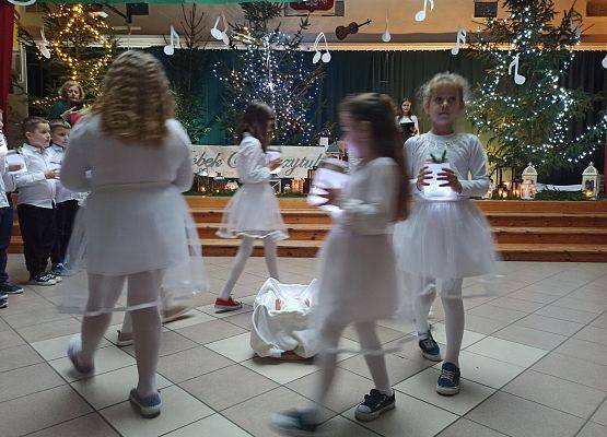 dziewczynki z klasy 1 tańczą z lampionami