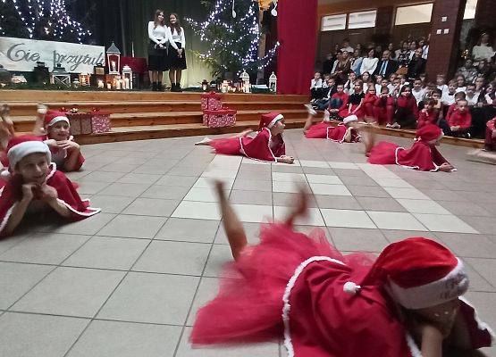 dziewczynki leżą i podpierają buzię