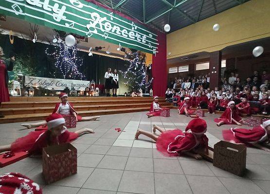 dziewczynki leżą na podłodze i wypuszczają białe balony z pudełek