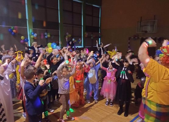 bal karnawałowy zabawa z klaunem