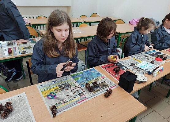 dziewczynki przygotowują szyszki na kółku technicznym