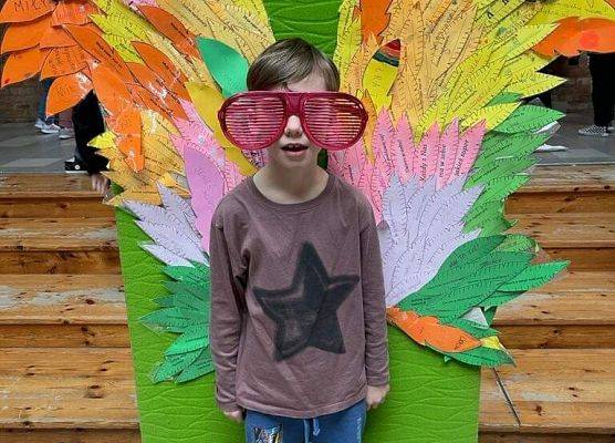 Uczeń klasy 1b ze skrzydłami mocnych stron