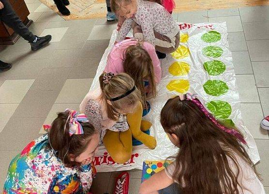 Uczniowie grają w pozytywnego Twistera