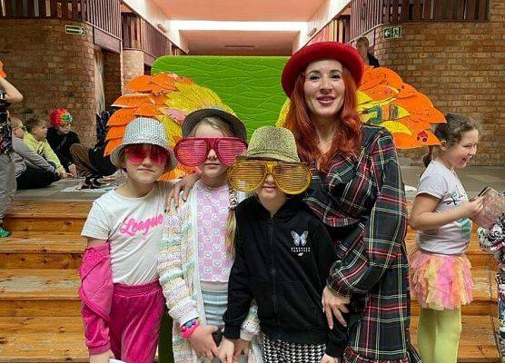 Uczennice klasy 3a z wychowawczynią