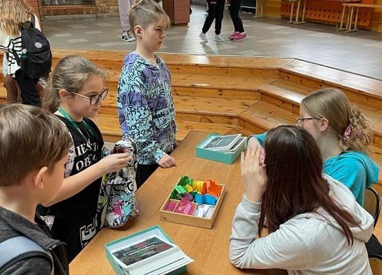 Uczniowie losują pozytywne myśli