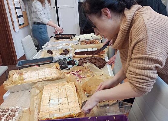 dziewczynki pomagają w pakowaniu ciasta które upiekli rodzice