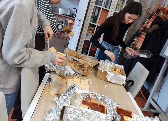 dziewczynki pomagają w pakowaniu ciasta