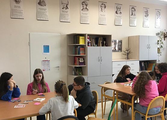 Uczniowie podczas zajęć z mediacji