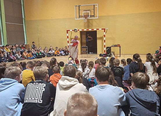 Pokaz żonglowania na sali gimnastycznej