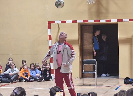 Pokaz żonglowania w wykonaniu Janusza Chomontka