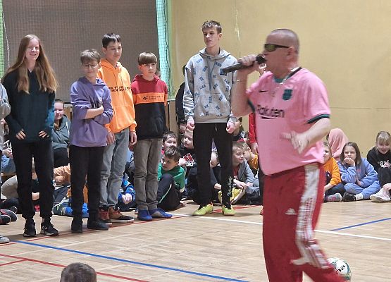 Pokaz żonglowania na sali gimnastycznej