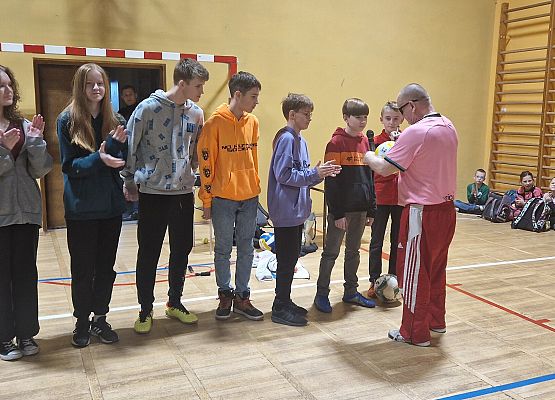 Wręczenie zdjęć z autografami