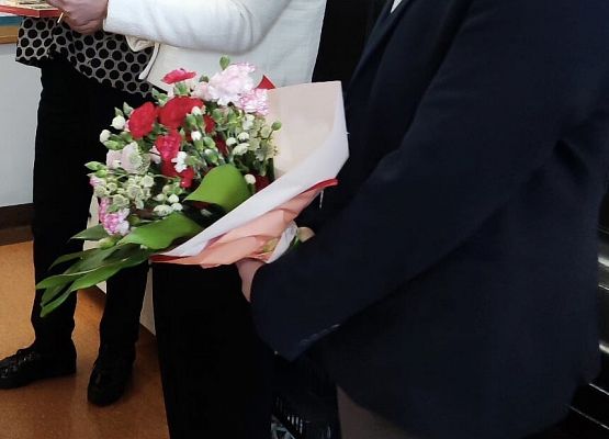 Dyrekcja podczas pożegnania emerytki