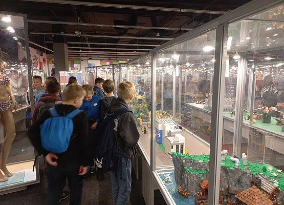 uczniowie klas czwartych oglądają budowle z klocków lego