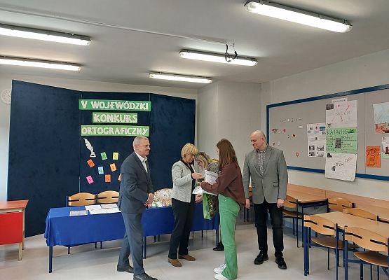 Zosia odbiera nagrodę