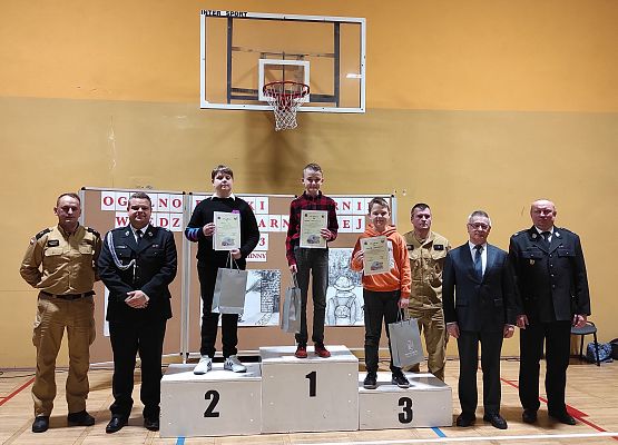 Laureaci młodszej grupy wiekowej Ogólnopolskiego Turnieju Wiedzy Pożarniczej etapu gminnnego na podium