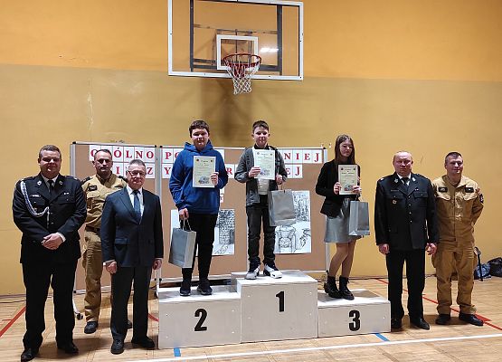 Laureaci starszej grupy wiekowej Ogólnopolskiego Turnieju Wiedzy Pożarniczej etapu gminnnego na podium