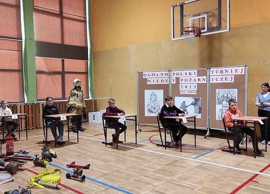 Uczestnicy młodszej kategorii w etapie ustnym Ogólopolskiego Turnieju Wiedzy Pożarniczej
