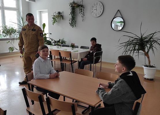 Starsza grupa tuż przed rozdaniem testów