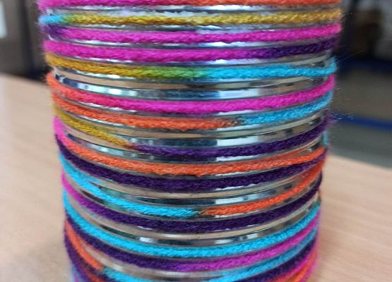 organizer z puszki i kolorowej wełny