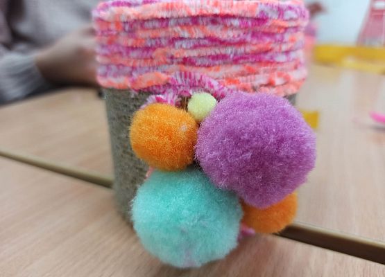 organizer z puszki i pomponów