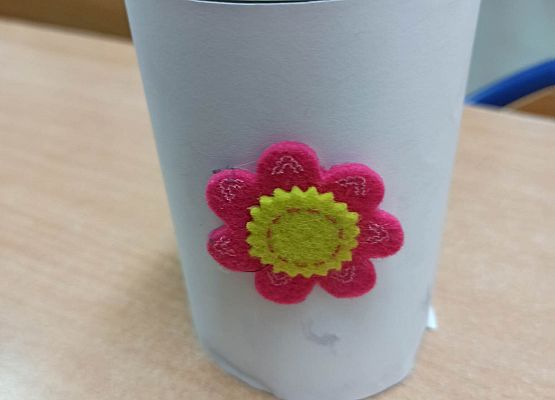 organizer z puszki z różowym kwiatkiem