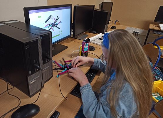 dziewczynki budują z klocków