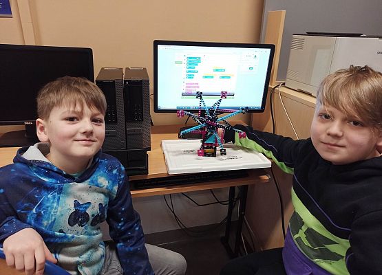 chłopcy z gotową karuzelą