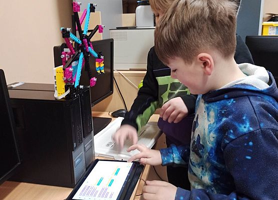 chłopcy podczas zajęć robotyki