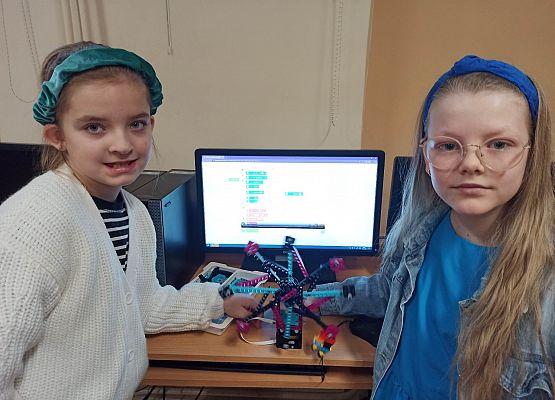 dziewczynki z karuzelą