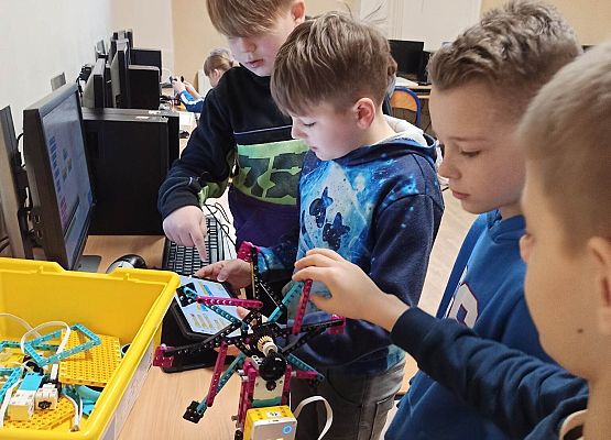 chłopcy programują z klocków Lego Spike