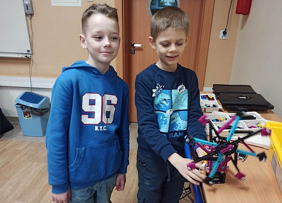 chłopcy z karuzelą