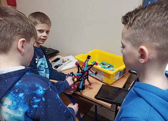 chłopcy programują karuzelę