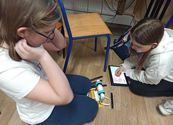 dziewczynki programują maszynę do malowania