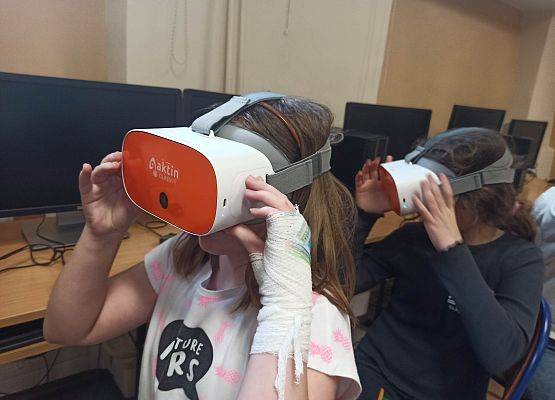 dziewczynki z klasy 4a w okularach VR